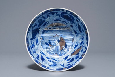 Un bol en porcelaine de Chine bleu, blanc et rouge de cuivre aux carpes et cr&eacute;atures marines, marque de Xuande, Kangxi